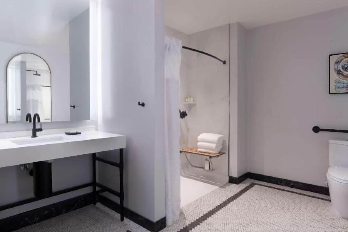 Badezimmer | Duschwanne, Regendusche, kostenlose Toilettenartikel, Haartrockner