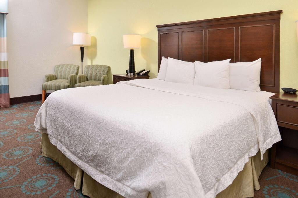 Hypo-allergenic bedding, down duvets, in-room safe, desk