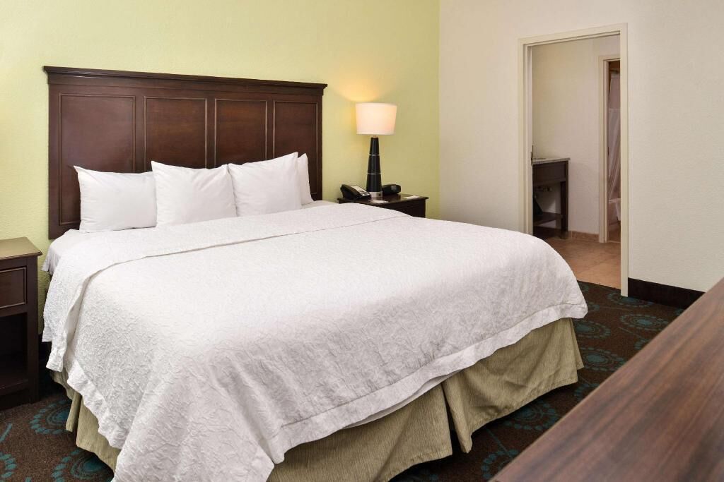 Hypo-allergenic bedding, down duvets, in-room safe, desk