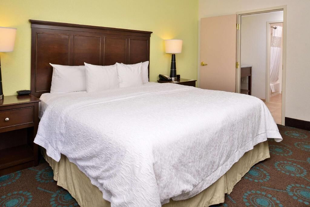 Hypo-allergenic bedding, down duvets, in-room safe, desk