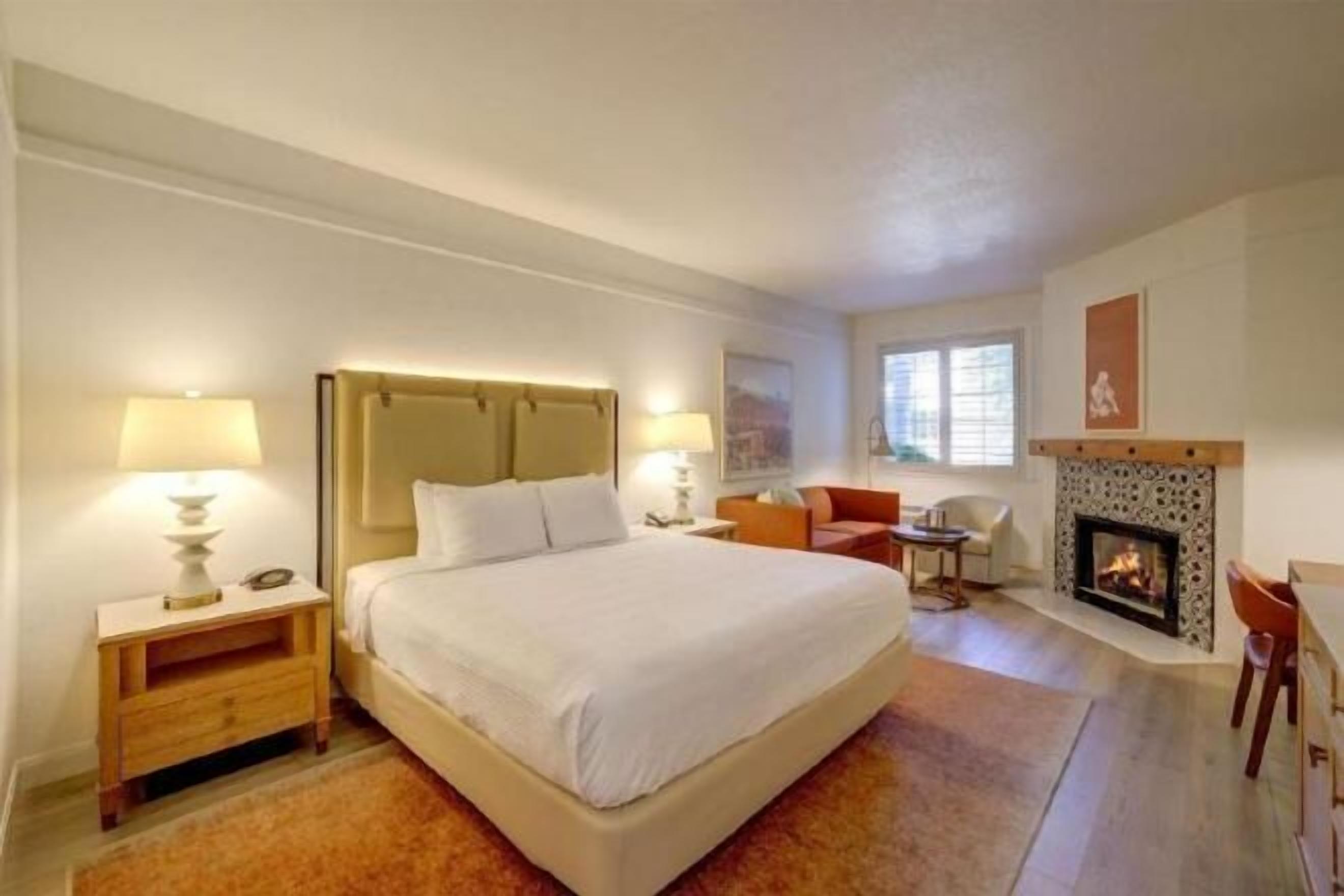 Luxe beddengoed, een kluis op de kamer, een bureau, een laptopwerkplek