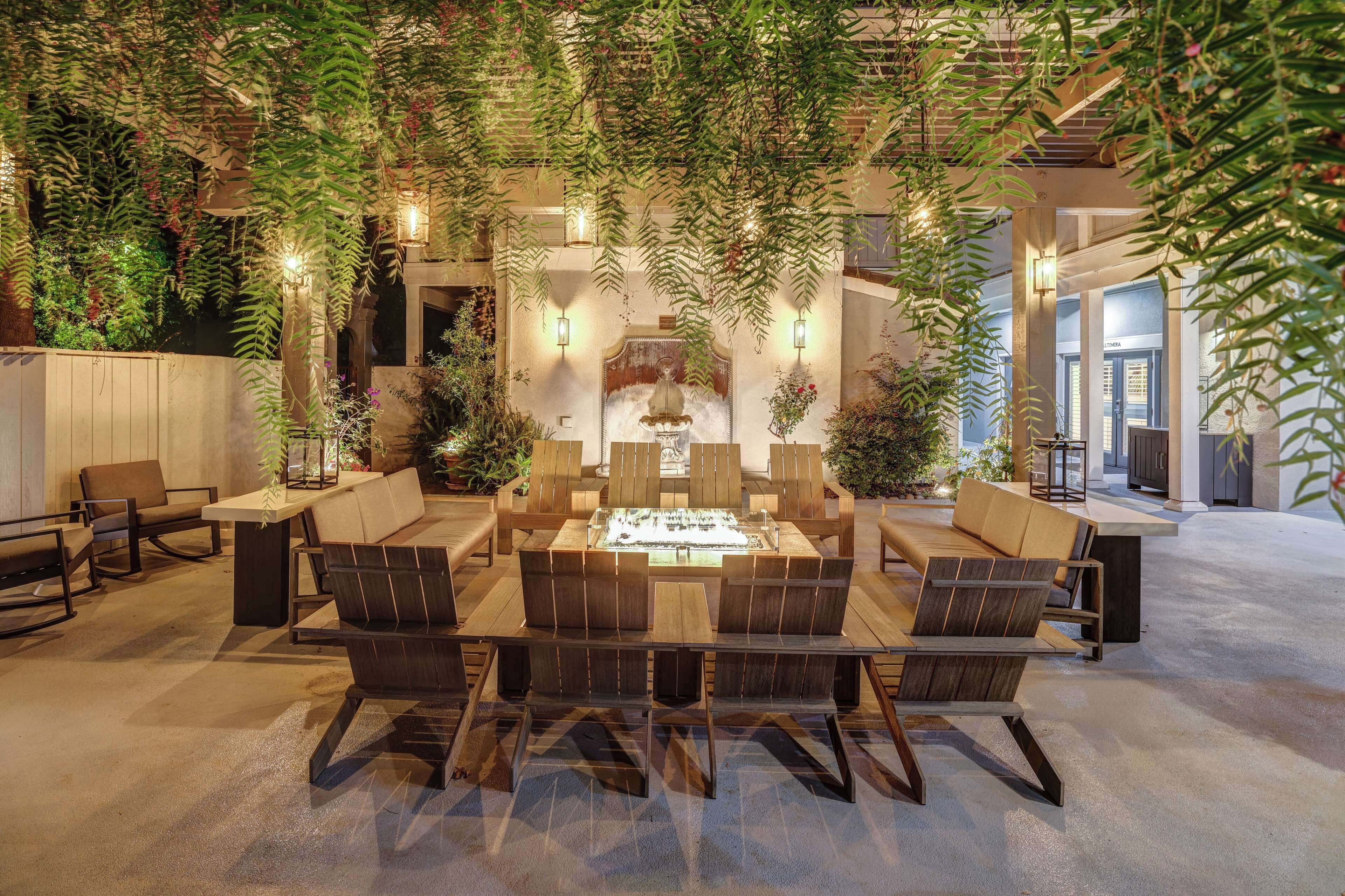 สนามรอบบริเวณ