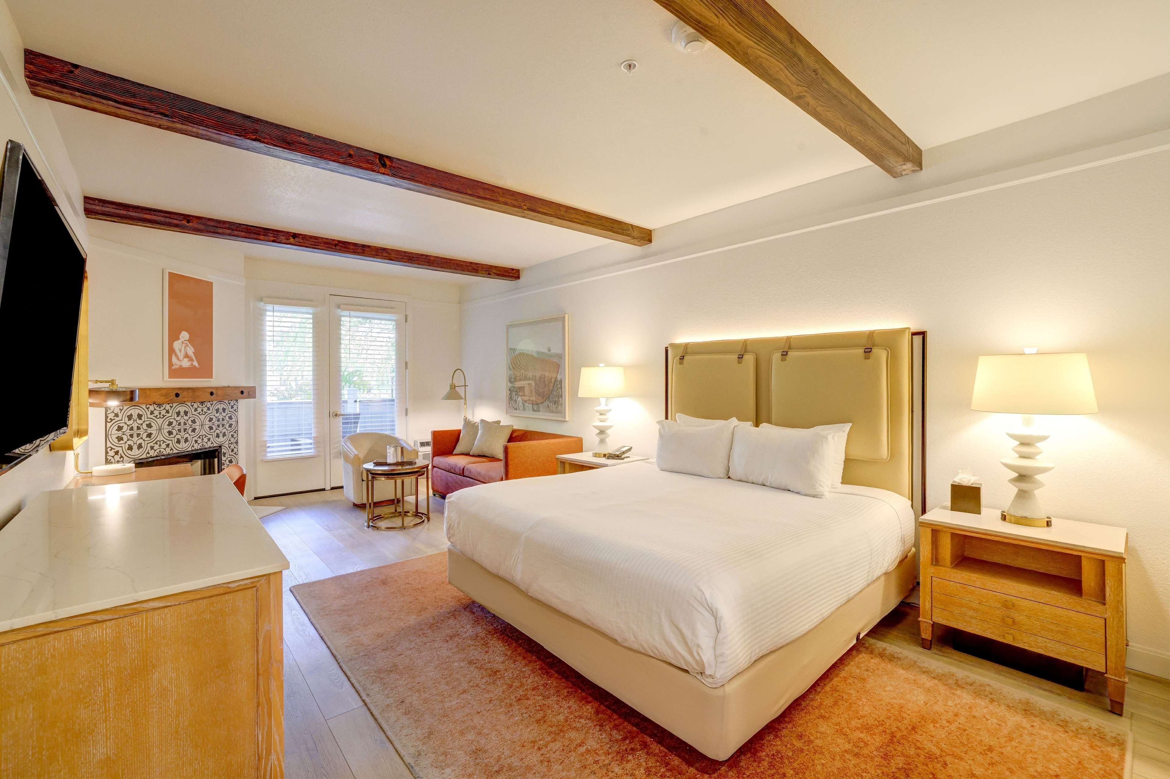 Rom, 1 kingsize-seng, tilgjengelighetstilpasset badekar (Hearing & Mobility) | Sengetøy av topp kvalitet, safe på rommet og skrivebord