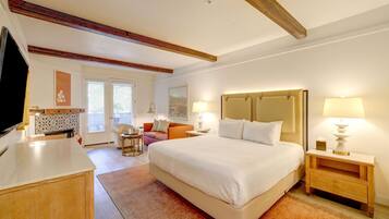 Rom, 1 kingsize-seng, tilgjengelighetstilpasset badekar (Hearing & Mobility) | Sengetøy av topp kvalitet, safe på rommet og skrivebord