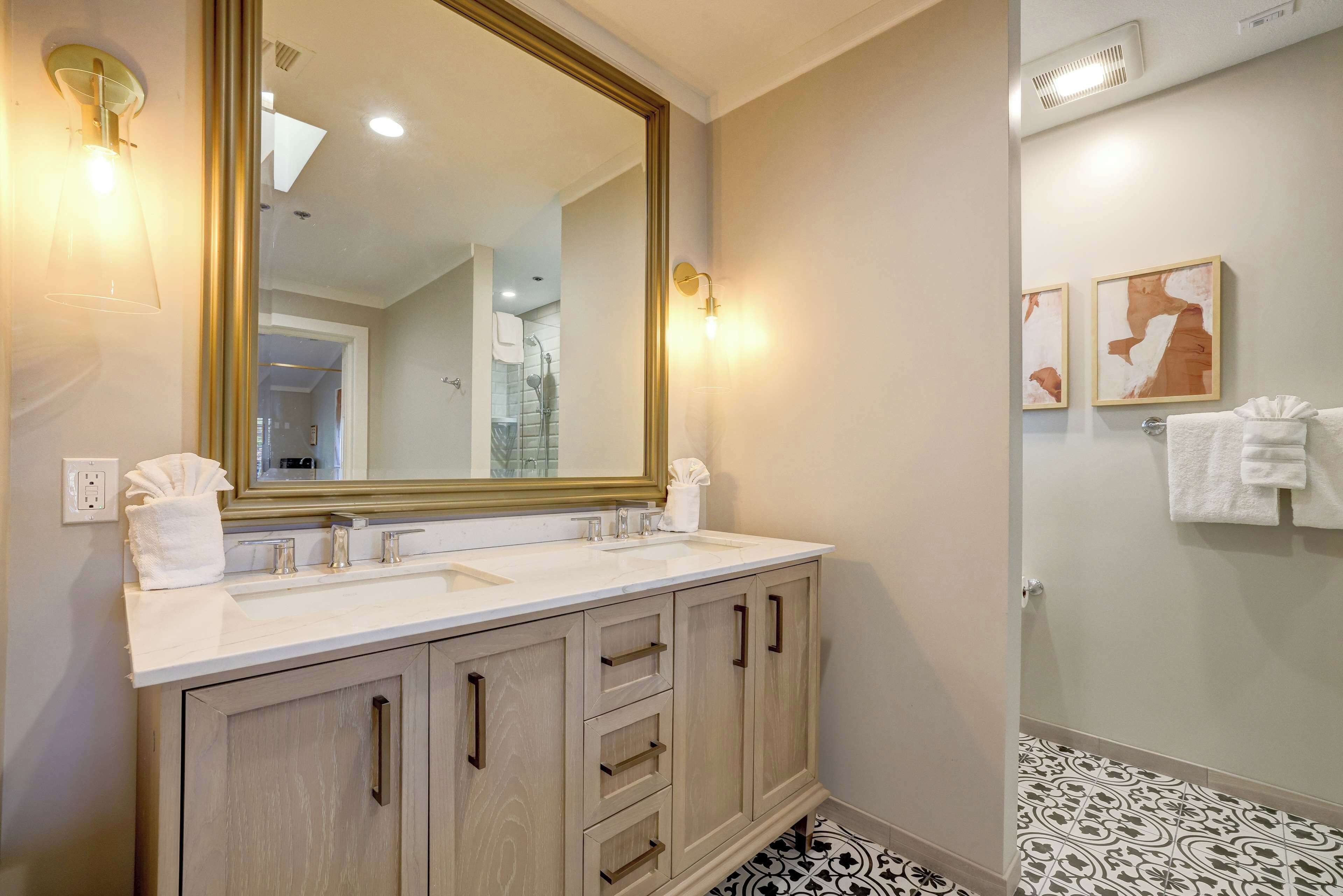 suite, 1 bedroom | bathroom | free toiletries, hair dryer, towels, soap