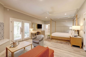 Chambre, 1 chambre, douche accessible en fauteuil roulant (Mobility & Hearing) | Coin séjour | Télévision à écran plat, console de jeux vidéo, films à la carte