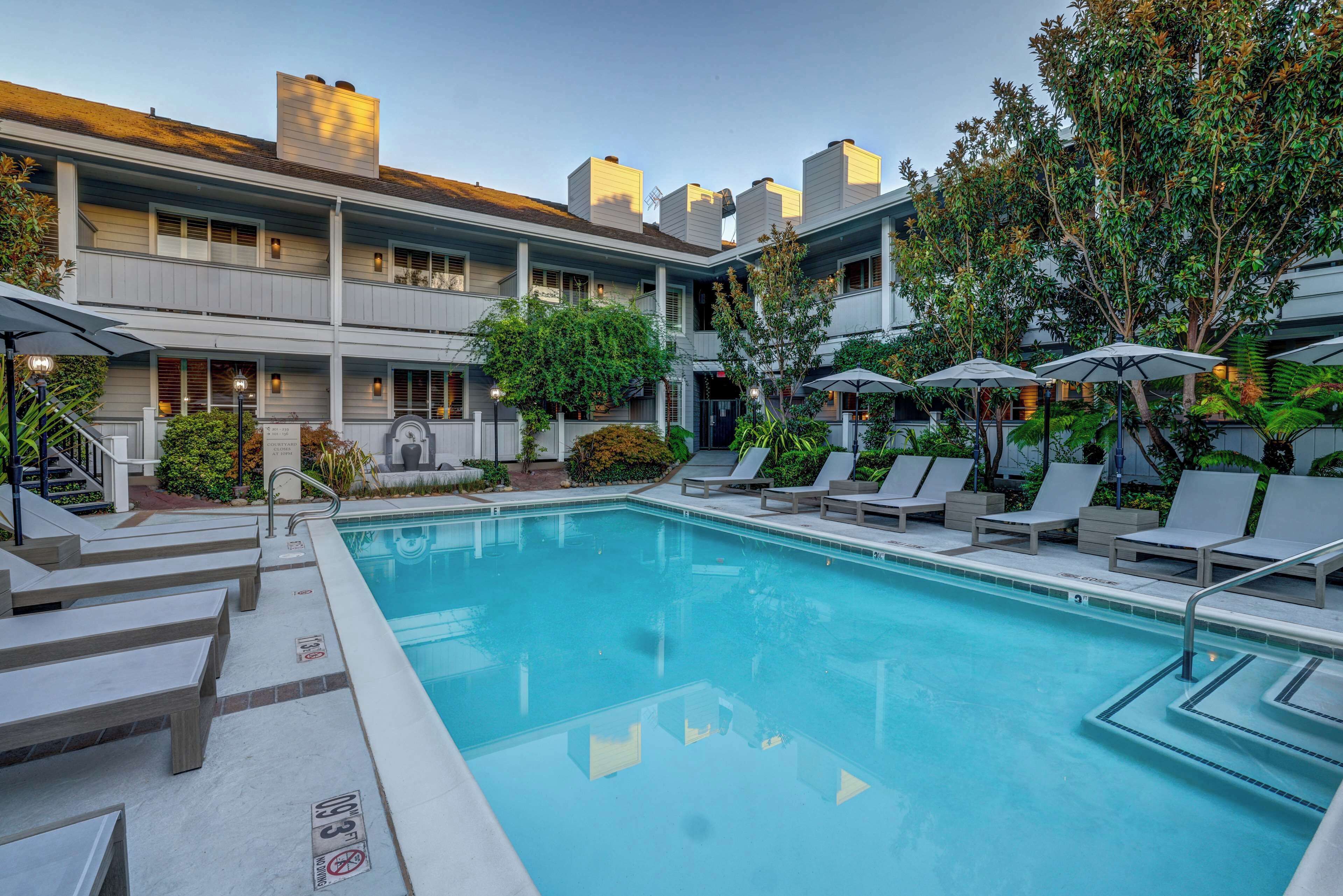 สระว่ายน้ำกลางแจ้ง เปิด 7:00 น. ถึง 10:00 น., เก้าอี้อาบแดดริมสระ