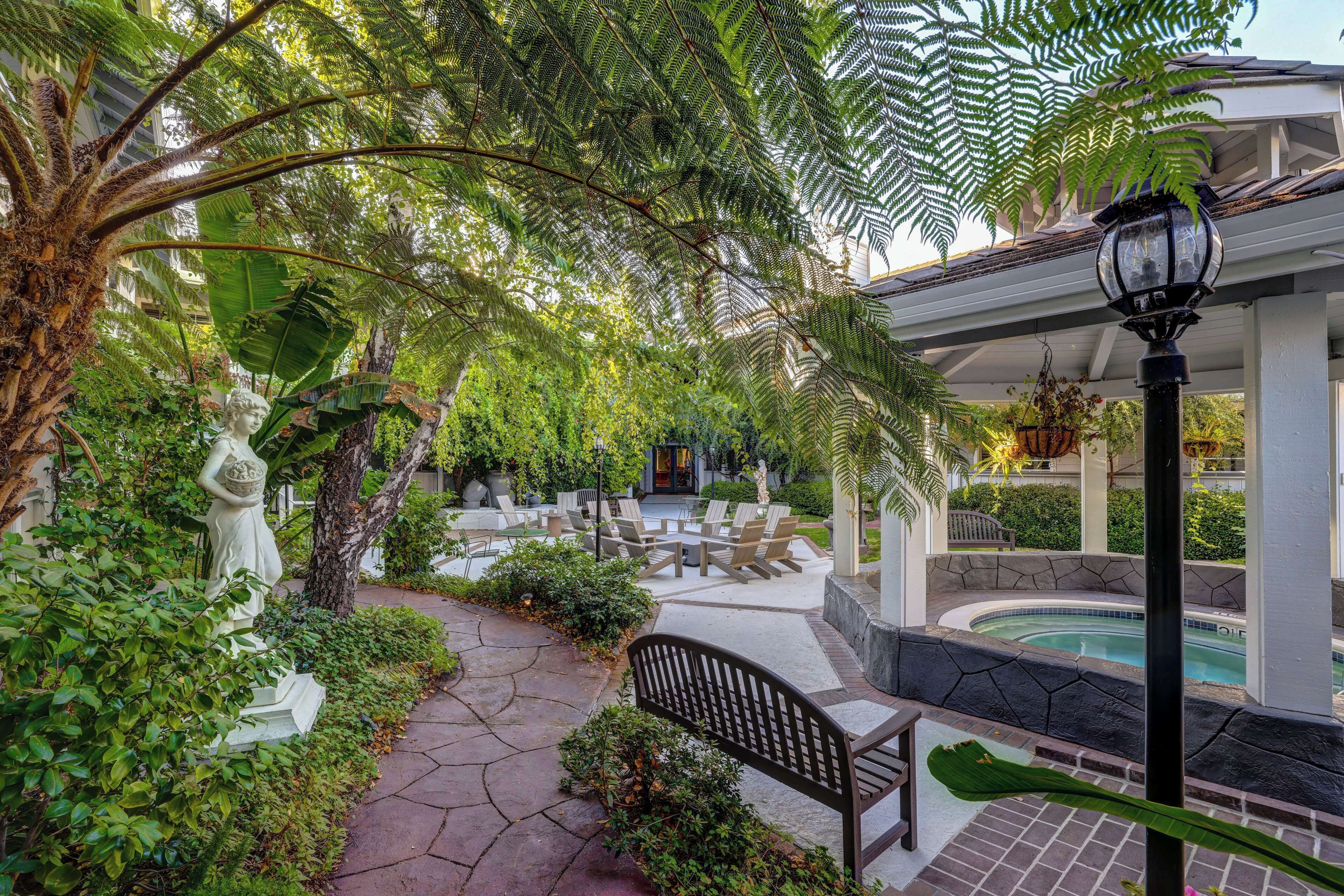 สนามรอบบริเวณ