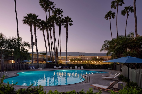 Piscina a l'aire lliure (horari: 07:00-22:00), para-sols i gandules