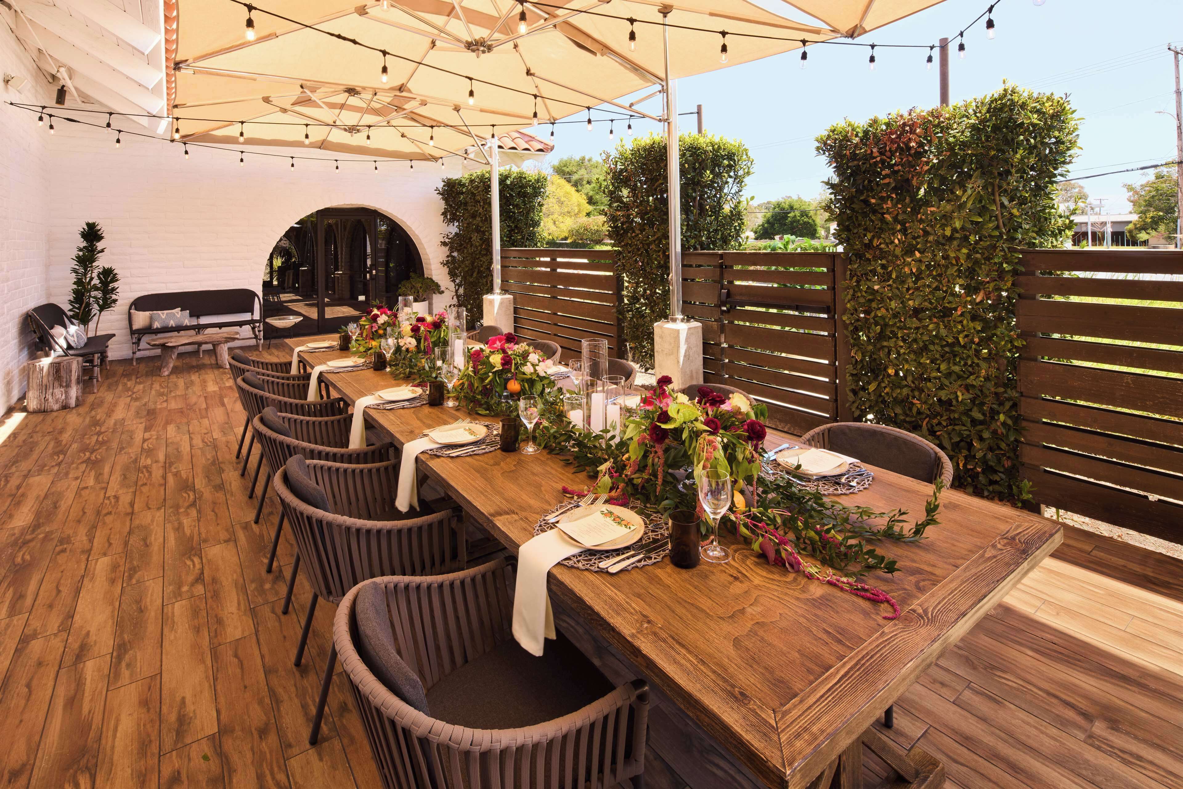 Frühstück, Mittagessen, kalifornische Küche, Blick auf den Pool 