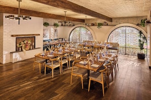 Breakfast, lunch, dinner served; Californian cuisine, pool views