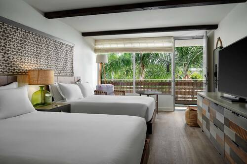 Habitación, 2 camas de matrimonio, vistas a la piscina | 1 dormitorio, ropa de cama de alta calidad, caja fuerte y escritorio
