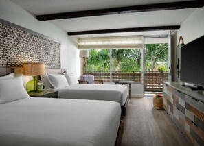 Habitación, 2 camas Queen size, vista a la alberca | Ropa de cama de alta calidad y caja de seguridad en la habitación 