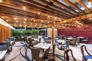 2 restaurants; breakfast and dinner served - The Burgundy Hotel, Tapestry Collection by Hilton (Little Rock)