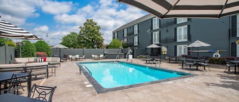 Seasonal outdoor pool, pool umbrellas, sun loungers