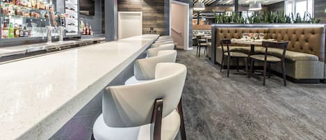 2 restaurants, breakfast, dinner served; American cuisine