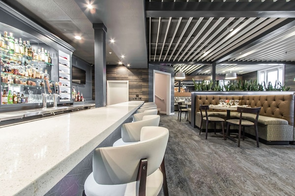 2 restaurants; breakfast and dinner served