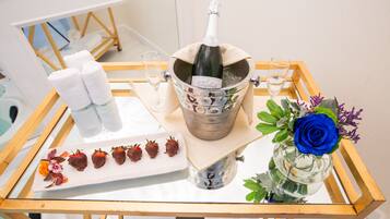 Romantic Suite, 1 King Bed (Whirlpool) | Room amenity