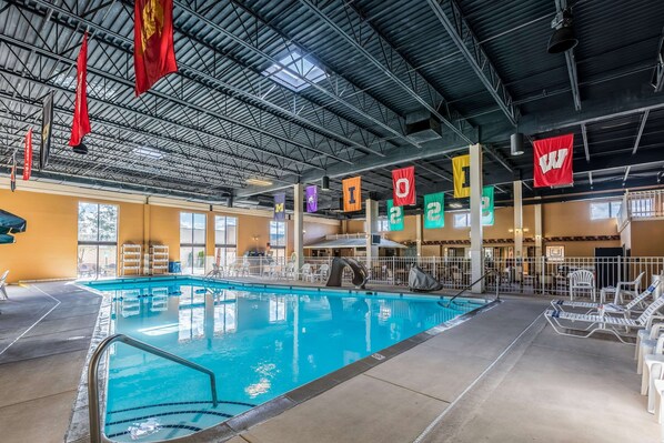 Indoor pool, open 9:00 AM to 10:00 PM, pool loungers - Quality Inn University (Lansing)