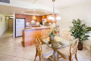 Standard Condo, 1 Bedroom, 2 Bathrooms | In-room dining