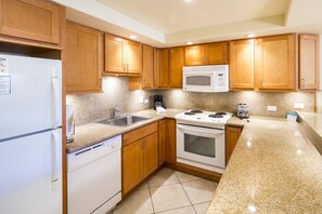 Standard Condo, 1 Bedroom, 2 Bathrooms | Private kitchen | Fridge, microwave, oven, stovetop