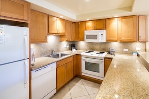 Standard Condo, 1 Bedroom, 2 Bathrooms | Private kitchen | Fridge, microwave, oven, stovetop
