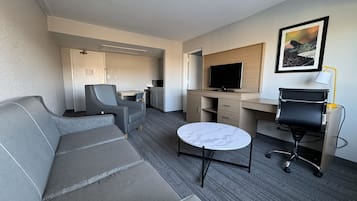 Suite, 1 King-Bett und Schlafsofa, Nichtraucher | Wohnbereich | 50-Zoll-Fernseher mit Kabelempfang