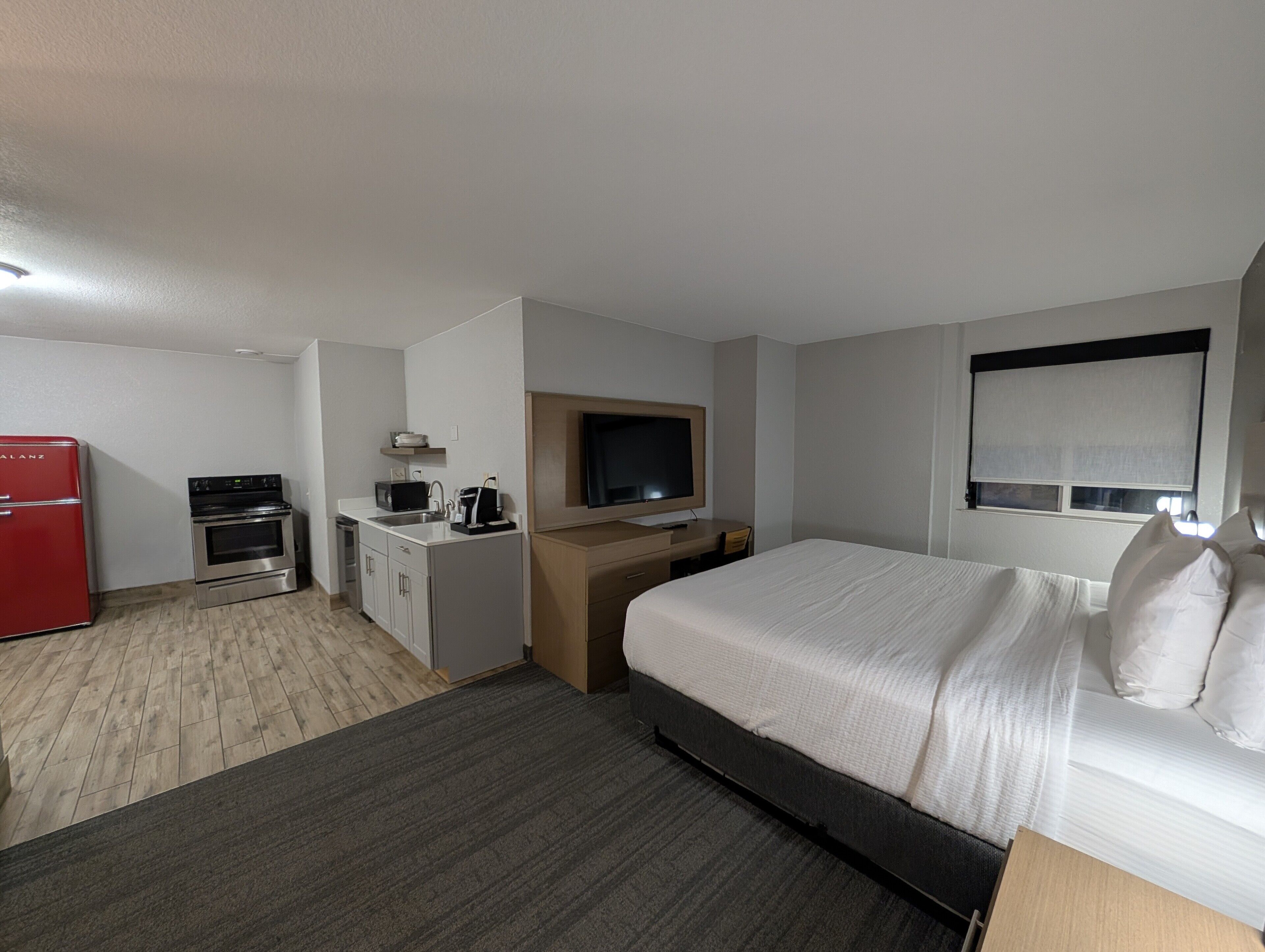 Desk, laptop workspace, iron/ironing board, free WiFi