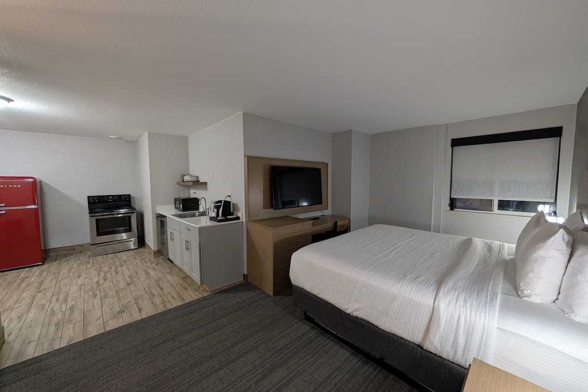 Desk, laptop workspace, iron/ironing board, free WiFi