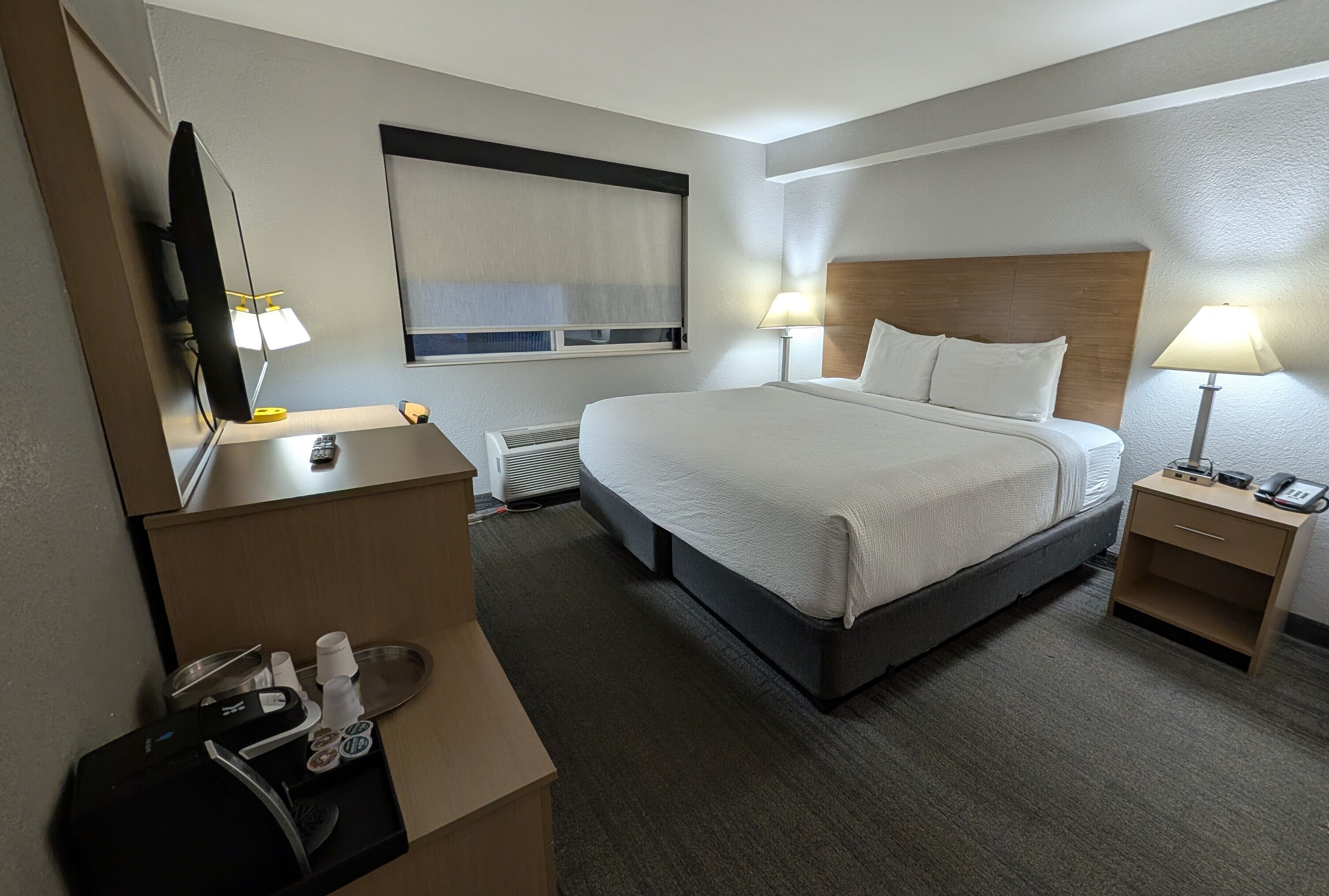 Standard Room, 1 King Bed, Non Smoking | Desk, laptop workspace, iron/ironing board, free WiFi