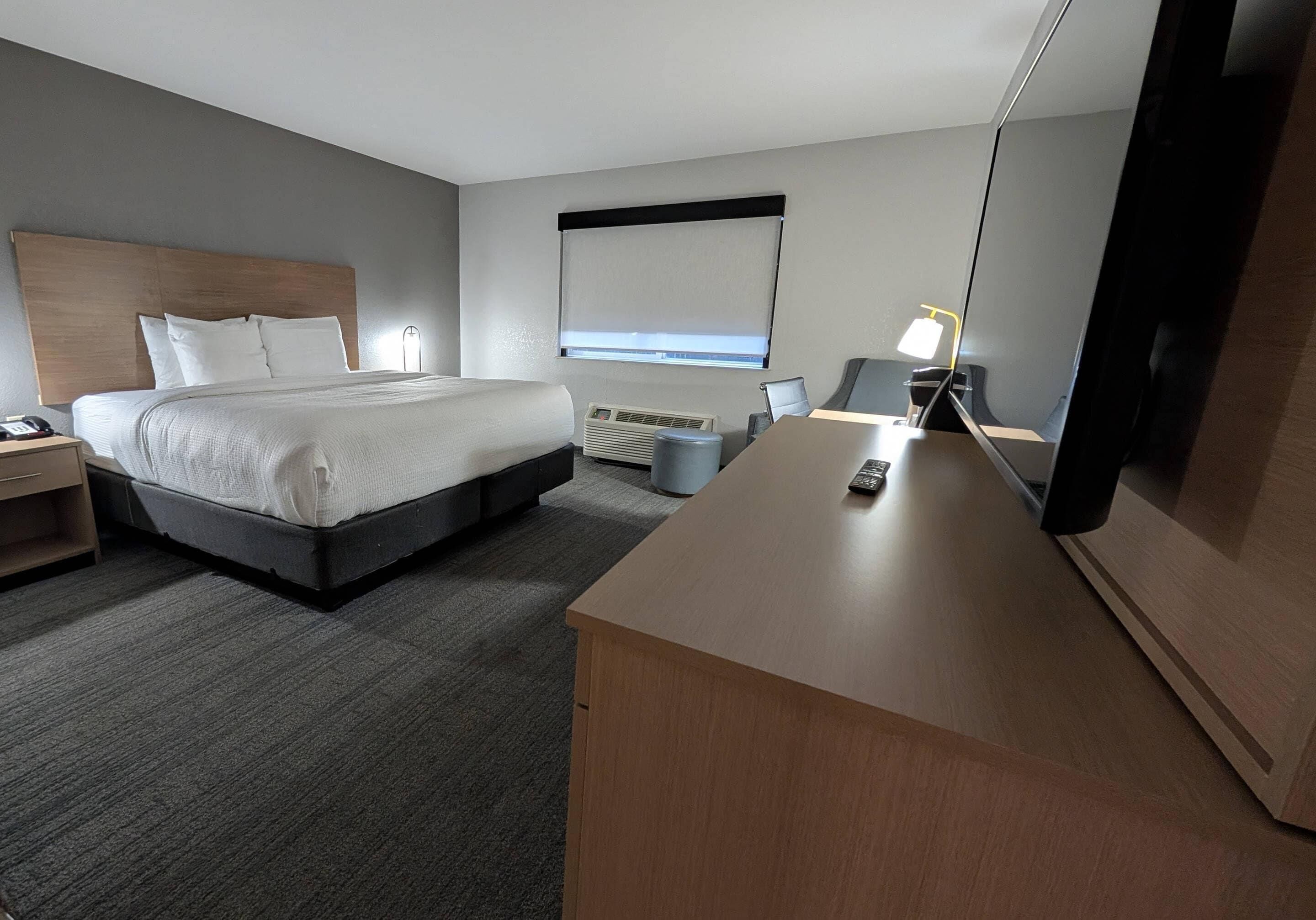 Room, 1 King Bed, Roll-in Shower, Non Smoking