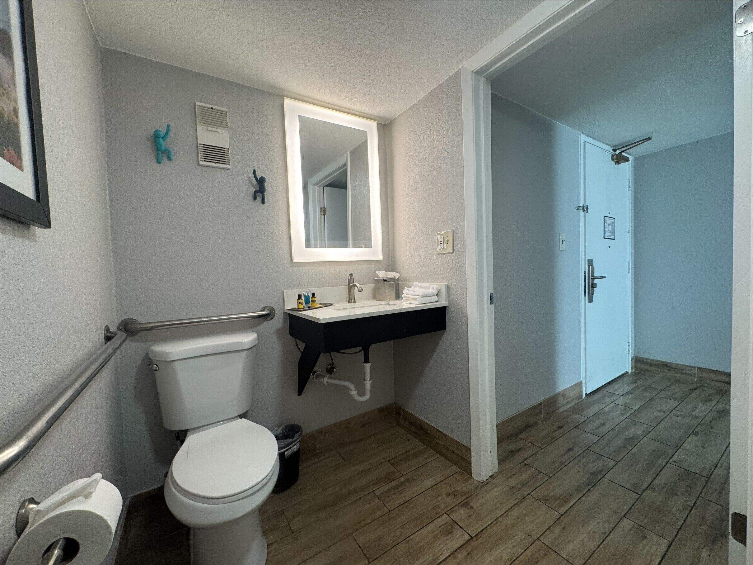 Un baño con inodoro, lavabo y espejo.