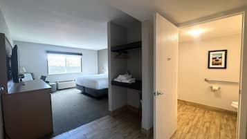 Chambre, 1 très grand lit, douche accessible en fauteuil roulant, non-fumeurs | Bureau, espace de travail pour ordinateur portable
