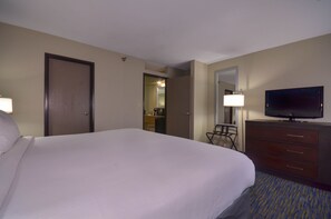 Suite, 1 kamar tidur | Brankas, meja kerja, setrika/meja setrika, dan Wi-Fi