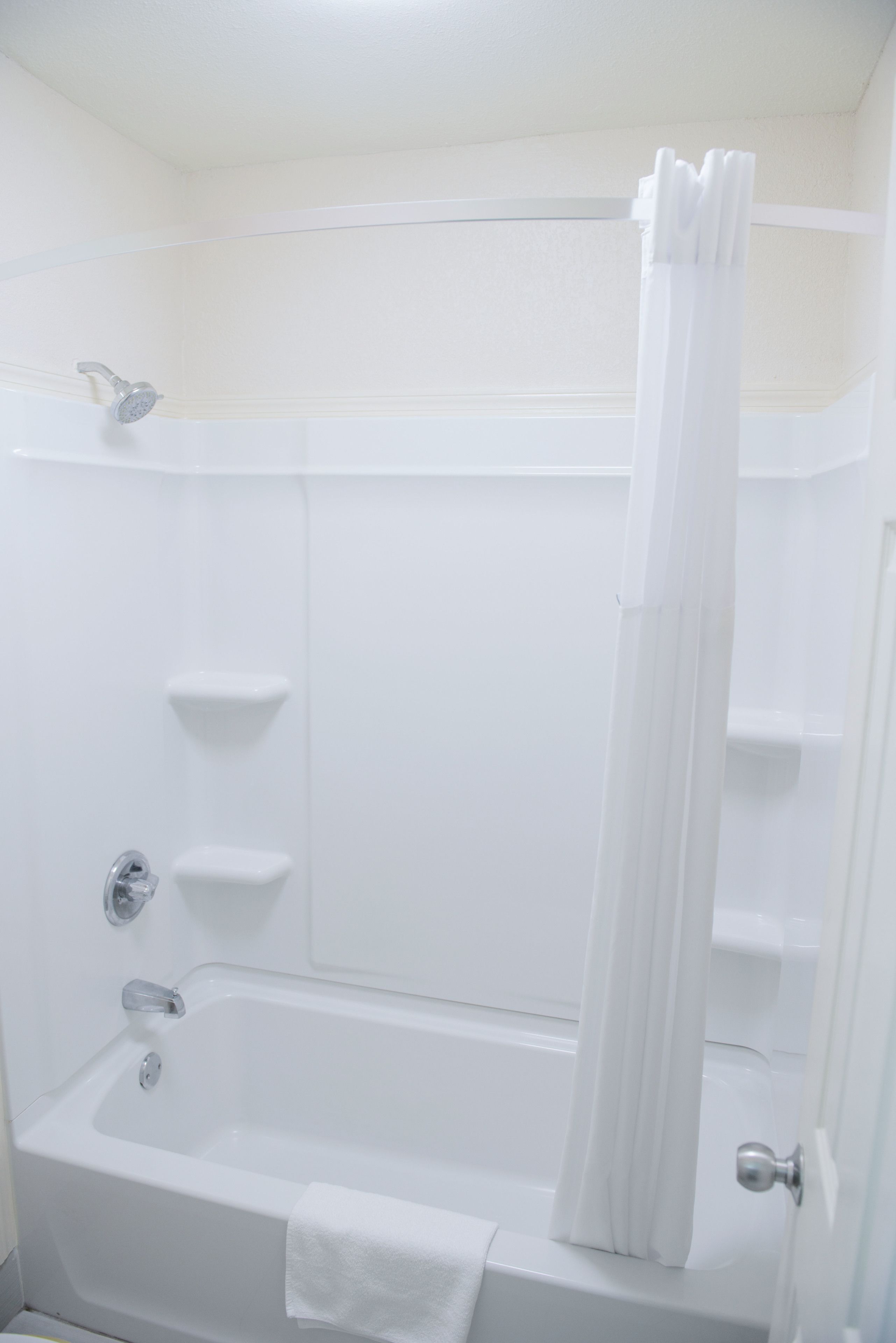 combined shower/bathtub, free toiletries, towels