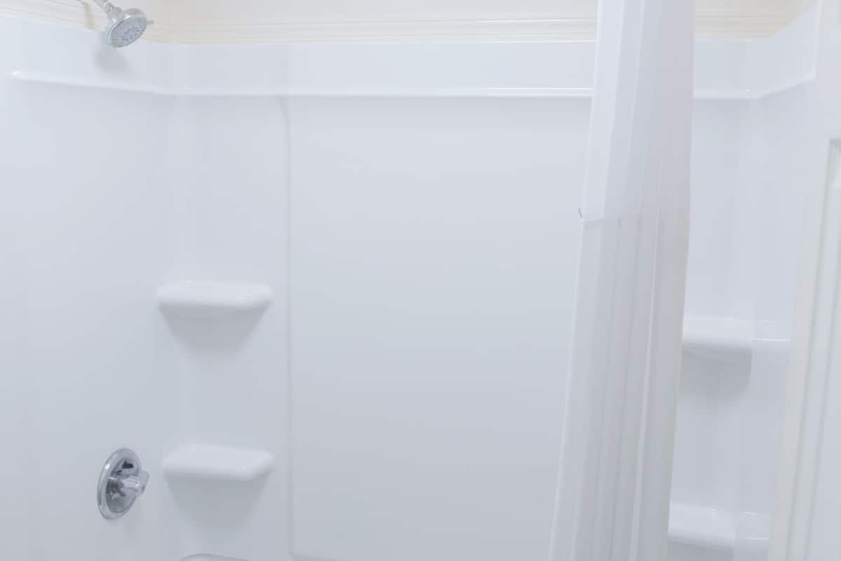 combined shower/bathtub, free toiletries, towels