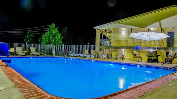 Outdoor pool - Clarion Pointe Athens I-65 (Athens)