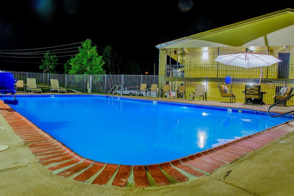 Una piscina al aire libre de temporada