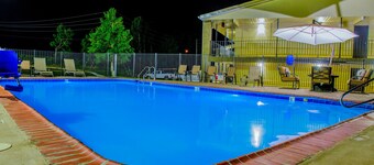 Days Inn & Suites by Wyndham Athens Alabama