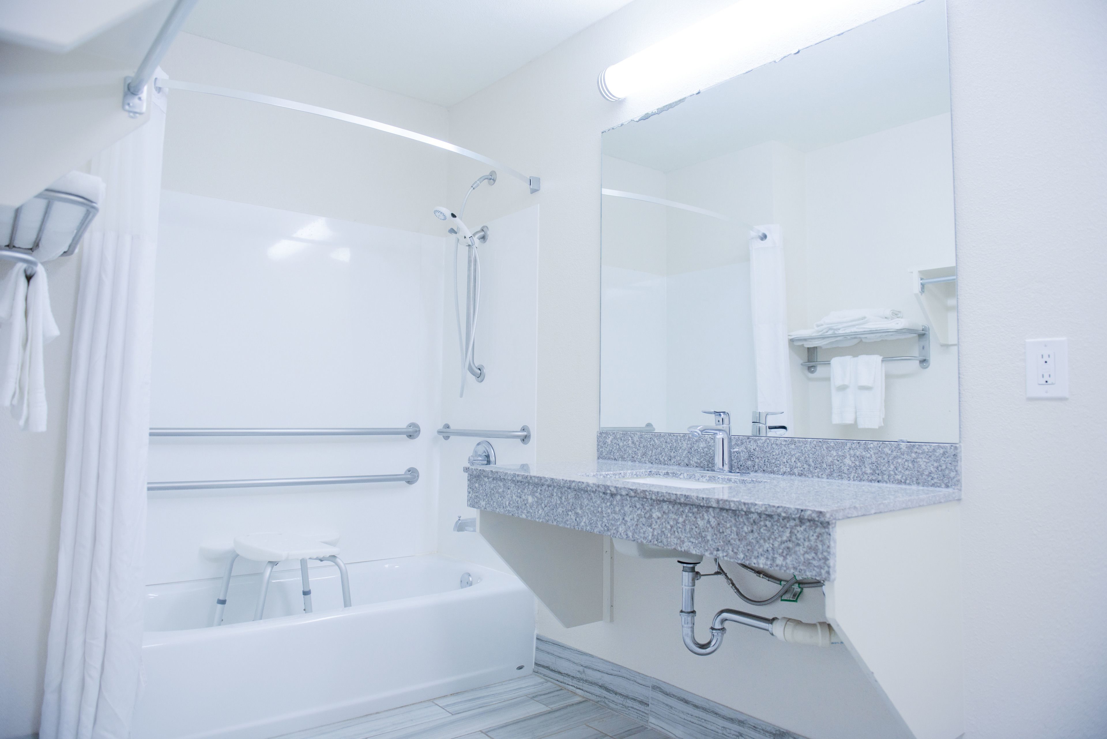 combined shower/bathtub, free toiletries, towels