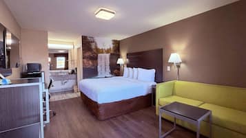 Skrivebord, strykejern/-brett, barnesenger og wi-fi (inkludert)