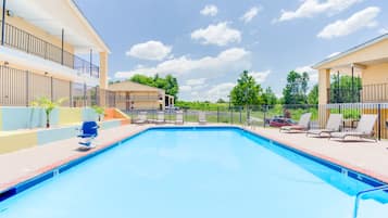 Kauden mukainen ulkouima-allas