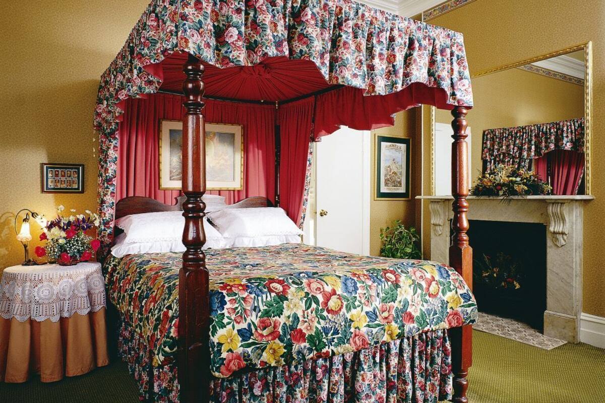 Deluxe Room | In-room safe, desk, blackout drapes, iron/ironing board (on request)