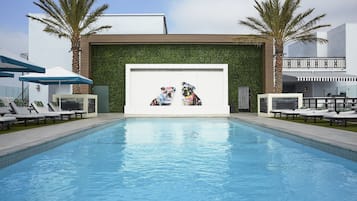 Piscina externa, funciona das 7h às 22h, barracas, guarda-sóis
