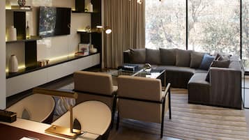 Metropolitan One Bedroom Suite | Living room | Smart TV, iPod dock