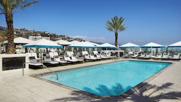 Piscine extérieure, tentes de plage, parasols de plage