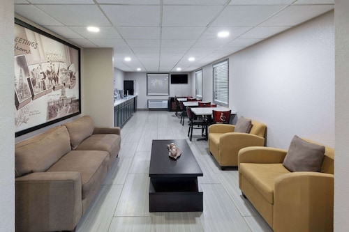 Super 8 by Wyndham Buffalo