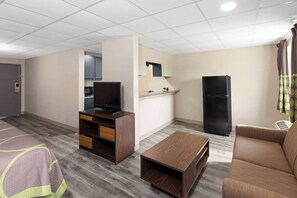 Premium bedding, desk, iron/ironing board, free WiFi