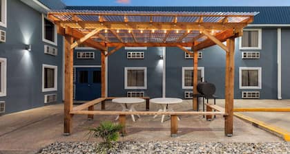 Super 8 by Wyndham Buffalo