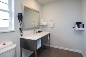 Premium bedding, desk, laptop workspace, iron/ironing board - Rodeway Inn Milpitas near Great Mall (Milpitas)